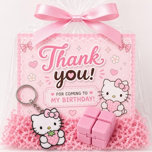 Könnte beinhalten: Ein durchsichtiger Plastikgeschenkbeutel mit rosa Schleife, der einen Hello Kitty Schlüsselanhänger, ein rosa Fidget-Cube-Spielzeug und eine rosa Karte mit dem Text Thank you! FOR COMING TO MY BIRTHDAY! sowie Hello Kitty und Herzen enthält.