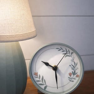 Modern Desk Clock – Minimalist Shelf Clock – Quiet Battery Clock – Neutral Office Decor – Small Desk Clock – Contemporary Desk Decor