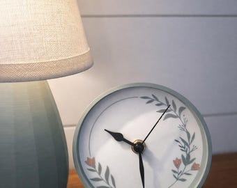 Modern Desk Clock – Minimalist Shelf Clock – Quiet Battery Clock – Neutral Office Decor – Small Desk Clock – Contemporary Desk Decor