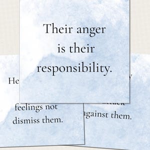 Puede incluir: Tres tarjetas cuadradas con un fondo de acuarela. La tarjeta superior dice "Su ira es su responsabilidad". La tarjeta inferior dice "sentimientos no los desestimes". La tarjeta derecha dice "contra ellos".