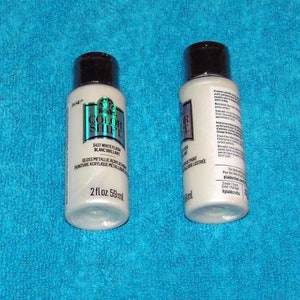 May include: Two bottles of Plaid Color Shift gloss metallic acrylic paint in the color 5457 White Flash. Each bottle is 2 fluid ounces or 59 milliliters.