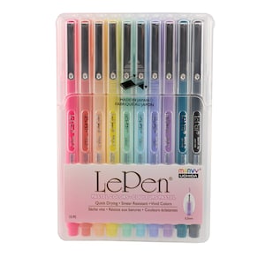 May include: A set of 10 pastel coloured LePen pens in a clear plastic case. The pens are 0.3mm and are made in Japan. The text on the case reads "LePen Pastel Colors Couleurs Pastel Quick Drying Smear Resistant Vivid Colors Sèche vite Résiste aux bavures Couleurs éclatantes 10 PC 0.3mm"