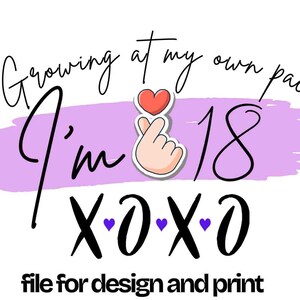 Peut inclure: Graphisme blanc avec le texte "Growing at my own pace, I'm 18 XOXO" en script noir. Une main avec un cœur rouge est au centre. Le texte "file for design and print" est en bas.