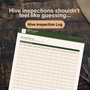 Pode incluir: Um registro de inspeção de colmeia impresso com um cabeçalho verde e o texto "Hive Inspection Log". O registro inclui seções para registros de inspeção e uma linha do tempo de desenvolvimento das abelhas. O fundo é uma superfície de madeira.