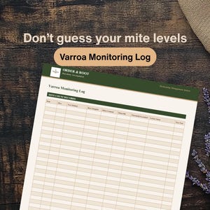 Puede incluir: Un registro de monitoreo de Varroa sobre una superficie de madera. El registro, de Order & Root, presenta un encabezado verde y una cuadrícula para registrar los recuentos de ácaros. El texto en la parte superior dice "No adivines tus niveles de ácaros."