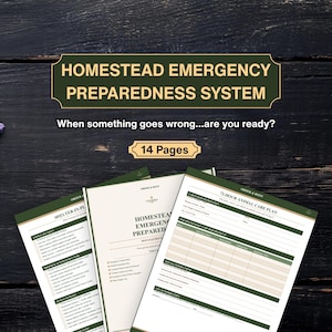 Può includere: Una raccolta di documenti stampati, il "Homestead Emergency Preparedness System", in verde e bianco. I documenti trattano argomenti come rifugio, cura degli animali e gestione delle emergenze. Il testo "14 pagine" è anch'esso visibile.