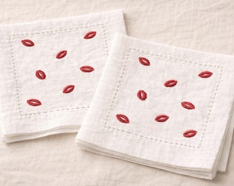 Servilletas de cóctel con labios bordados (juego de 4) – Decoración de lino para San Valentín