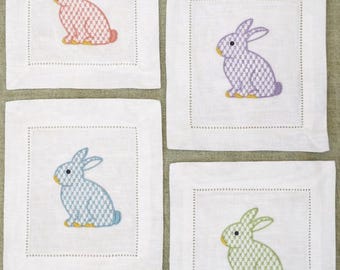 Servilletas de lino para cóctel con diseño de conejo bordado - Hoppy Hour - Juego de 4