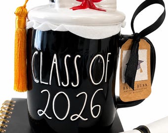 Rae Dunn Class of 2026 Graduation Cap Deckelbecher