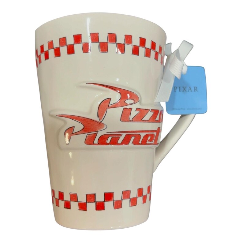 以下が含まれることがあります： 赤と白のチェック柄と赤い「Pizza Planet」のロゴが入った白いセラミックマグ。マグにはハンドルと「PIXAR」と書かれた青いタグが付いています。
