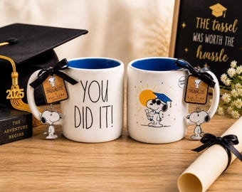 Tazza di laurea di Rae Dunn dei Peanuts / Tazza da caffè di Snoopy con la scritta "CE L'HAI FATTA!" (Classe del 2025)