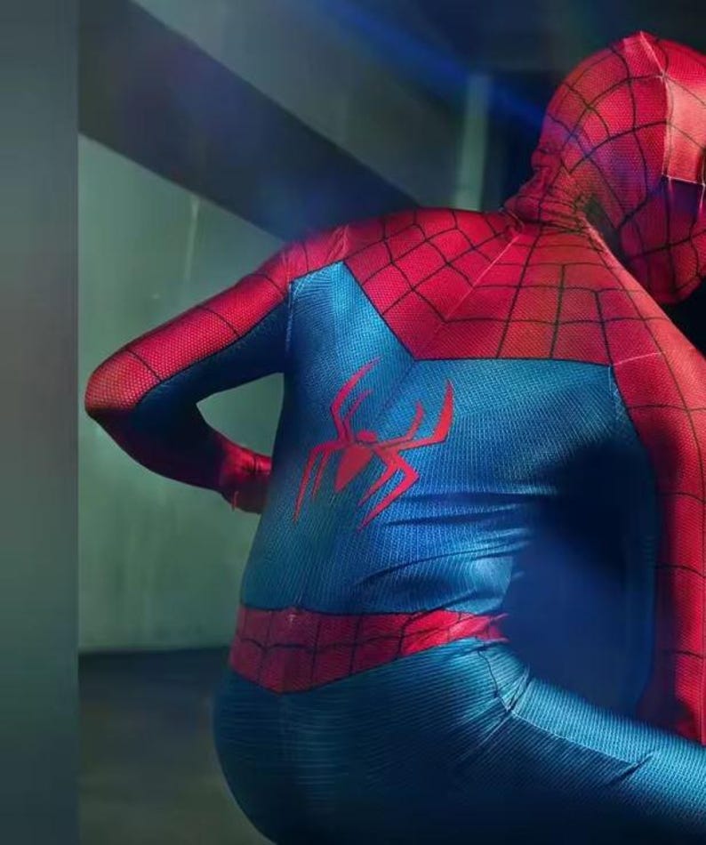 Pode incluir: Um traje vermelho e azul do Homem-Aranha. O traje apresenta um emblema de aranha vermelha nas costas e um padr&atilde;o de teia de aranha nas se&ccedil;&otilde;es vermelhas. O torso &eacute; azul. A pessoa est&aacute; usando um traje completo.