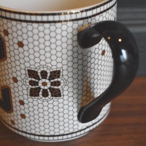 Puede incluir: Un juego de tres tazas de cer&aacute;mica con acabado mate moteado. Las tazas son de color crema, gris claro y gris oscuro. Cada taza tiene un dise&ntilde;o simple y minimalista.