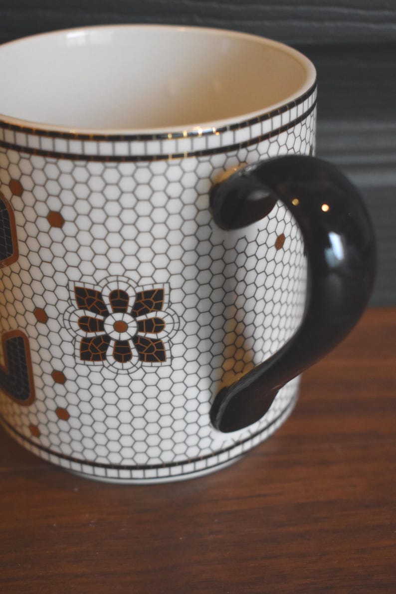Puede incluir: Un juego de tres tazas de cer&aacute;mica con acabado mate moteado. Las tazas son de color crema, gris claro y gris oscuro. Cada taza tiene un dise&ntilde;o simple y minimalista.