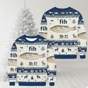 Può includere: Un maglione bianco e blu navy con un design a tema pesce e festività. Il maglione presenta una grande grafica di pesce, la parola "fih", caratteri giapponesi, pesci, fiocchi di neve e cervi.