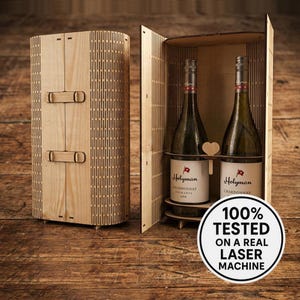 Peut inclure: Un coffret en bois pour bouteilles de vin avec un design découpé au laser, contenant deux bouteilles de vin. Le coffret est ouvert, révélant les bouteilles avec des étiquettes blanches et un séparateur en forme de cœur. Le texte "100% TESTÉ SUR UNE VRAIE MACHINE LASER" est sur un cercle blanc.