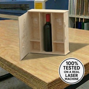 Könnte beinhalten: Eine Weingeschenkbox aus Holz mit einer Weinflasche und zwei Weingläsern. Die Box ist geöffnet und zeigt den Inhalt. Die Box hat ein dekoratives Design auf der Vorderseite. Das Bild enthält den Text "100% TESTED ON A REAL LASER MACHINE".