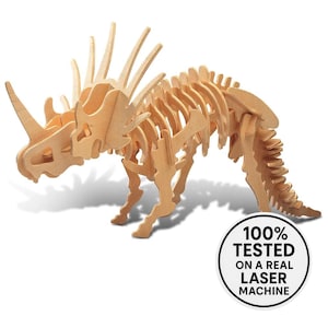 Könnte beinhalten: Ein helles Holzpuzzle eines Triceratops-Dinosauriers. Das Puzzle besteht aus ineinandergreifenden Teilen und weist ein detailliertes Skelettdesign auf. Das Bild enthält eine runde Grafik mit der Aufschrift "100% GETESTET AUF EINER ECHTEN LASERMASCHINE."