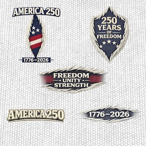 Könnte beinhalten: Eine Sammlung patriotischer Embleme mit den Texten "AMERICA 250", "250 YEARS OF FREEDOM", "FREEDOM UNITY STRENGTH" und "1776-2026". Die Designs beinhalten die amerikanische Flagge und einen zerrissenen Papiereffekt.