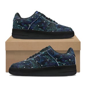 Peut inclure: Paire de baskets basses avec une semelle noire et un motif floral bleu foncé et vert. Les baskets ont des accents blancs et sont présentées sur une boîte en carton marron.