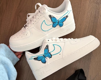 Unieke handgeschilderde blauwe vlinder Nike Air Force 1 lage schoenen | Custom Artist-sneakers | Uniek cadeau
