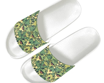 Sandalias tipo chancla con estampado de ranas verdes, sandalias de piscina de PU con estampado militar de ranas.