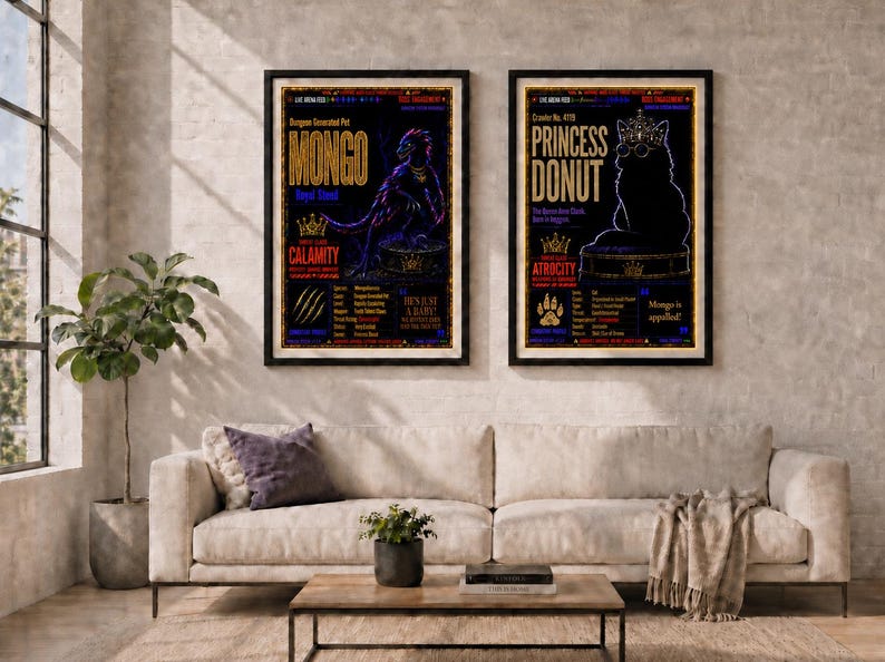 Puede incluir: Dos p&oacute;steres verticales enmarcados con fondos oscuros con texto y gr&aacute;ficos en dorado, azul y rojo. El p&oacute;ster izquierdo muestra el nombre MONGO con una ilustraci&oacute;n de criatura, mientras que el derecho muestra PRINCESS DONUT con una silueta de gato.