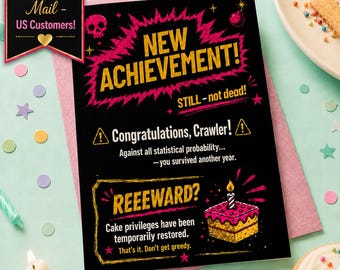 Pode incluir: Um cartão de felicitações preto com texto em dourado e rosa que diz NEW ACHIEVEMENT! STILL - not dead! Congratulations, Crawler! Against all statistical probability... you survived another year. REEWARD? Cake privileges have been restored.