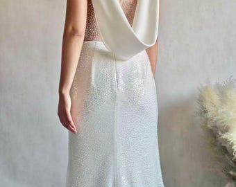 Vestido de novia con espalda descubierta y corte sirena ajustado para fiesta de noche