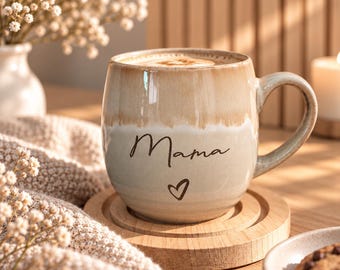 Personalisierte Kaffeetasse mit Motiv und Wunschname | Beige Steingut Tasse | Geschenk für Mama, Freundin & Lieblingsmensch