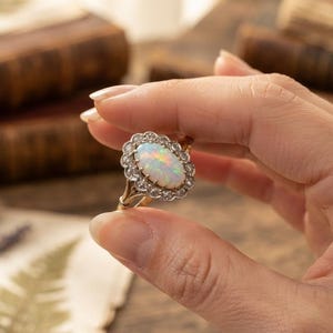 Vintage-Ring mit ovalem Opal-Halo, Statement-Ring aus Gold im Antik-Stil