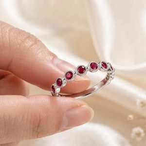 Handgjord rubin alliansring | Alliansring i 925 sterlingsilver | Vigselring med rosa rubin och bezel | Stapelbar ring | Gåva till henne