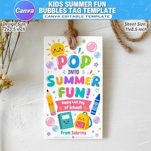 Op de afbeelding: Een wit label met de tekst "KIDS SUMMER FUN" en "BUBBLES TAG TEMPLATE". Het ontwerp bevat een zon, bellen en schoolspullen. Het label is 5.08 x 8.89 cm en heeft een bladgrootte van 27.94 x 21.59 cm. Er staat "Happy Last Day of School!" en "From Sabrina".