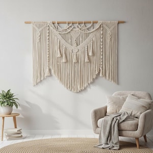 Op de afbeelding: Een set van drie keramische mokken met een gespikkelde, matte afwerking. De mokken zijn in crème, lichtgrijs en donkergrijs. Elke mok heeft een eenvoudig, minimalistisch ontwerp.