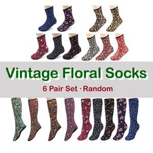 Può includere: Una collezione di calzini floreali vintage in vari colori, tra cui blu, rosso e nero, con una varietà di motivi floreali. L'immagine mostra sia calzini corti che calzini al ginocchio. Il testo sull'immagine recita "Vintage Floral Socks" e "6 Pair Set • Random."