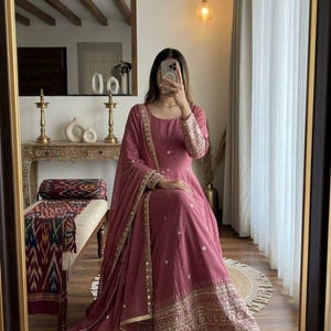 Conjunto de salwar kameez rosa de diseñador con bordados pesados y lentejuelas, con dupatta, vestido de fiesta, traje para eventos, traje de Eid, Anarkali de boda.