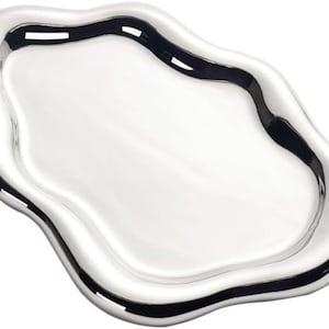 Puede incluir: Una bandeja plateada brillante con una forma orgánica única. La bandeja tiene una superficie lisa y reflectante y un borde oscuro y contrastante. El diseño es moderno y elegante, adecuado para servir alimentos o exhibir objetos decorativos.