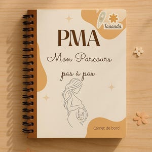 Peut inclure: Un carnet à spirales avec une couverture marron. La couverture affiche le texte "PMA Mon Parcours pas à pas" et un dessin d'une femme enceinte. Des motifs floraux décoratifs et le texte "Taaaaada" sont également présents.