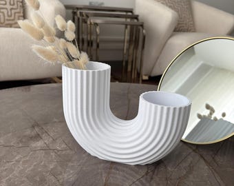 Jarrón moderno curvo con nervaduras: decoración bohemia impresa en 3D