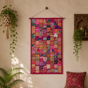 Indiaas patchwork wandtapijt 60 x 90 cm | Boho Kantha textielkunst | Handgemaakte roze decoratie voor studentenkamer