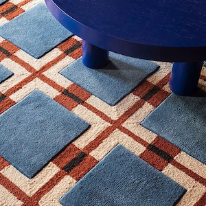 Alfombra geométrica moderna hecha a mano: Alfombra con patrón de cuadrados azules
