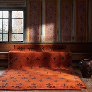 Tappeto in lana trapuntato a mano, tappeto geometrico color arancio bruciato, stile moderno di metà secolo.