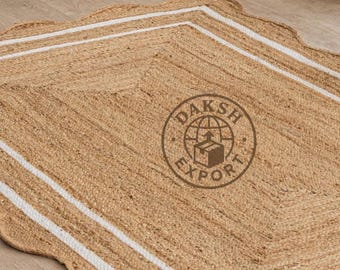 Könnte beinhalten: Ein beiger Juteteppich mit gewelltem Rand und weißen Streifen. Der Teppich hat eine gewebte Struktur und ein kreisförmiges braunes Logo in der Mitte mit der Aufschrift DAKSH EXPORT sowie einer Abbildung eines Globus und einer Box.