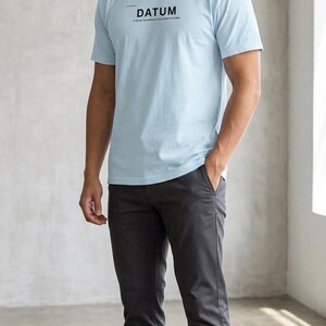 Maglietta Datum GIS - Maglietta grafica minimalista di geodesia - Divertente abbigliamento streetwear tecnologico per geografi e scienziati, colori comodi