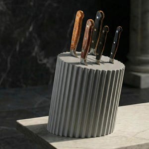 Suporte para facas moderno com textura canelada – Organizador minimalista para bancada de cozinha Cinzento