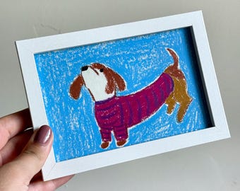 Dipinto originale incorniciato di un bassotto, acquerello pastello, cane con maglione rosa su sfondo blu