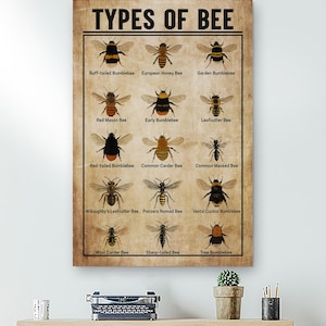 Może przedstawiać: Ręcznie robiony drewniany znak z napisem "Welcome to our home" w stylu odręcznym. Znak jest pomalowany na biało z czarnymi literami i postarzanym wykończeniem, idealny do dekoracji domu.