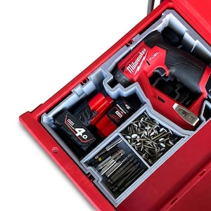 Könnte beinhalten: Ein rotes Milwaukee Fuel Elektrowerkzeug, zwei Akkus mit der Aufschrift 4.0 und 2.0 sowie zwei graue Kunststoff-Einsätze mit verschiedenen Metallschrauben und Bohrern, untergebracht in einem roten Werkzeugkoffer mit Fächern.