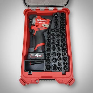 Könnte beinhalten: Ein roter Milwaukee Fuel M12 Akku-Schlagschrauber mit 4.0-Akku in einem roten Kunststoff-Tragekoffer mit transparentem Deckel. Der Koffer enthält eine schwarze Formeinlage mit einer großen Auswahl an verschiedenen schwarzen Metall-Steckschlüsseln.