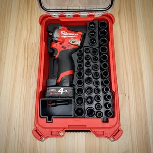 Può includere: Un kit di chiavi a percussione Milwaukee M12 FUEL rosso e nero con una varietà di bussole nere. Il kit include una batteria 4.0 ed è alloggiato in una custodia rossa con coperchio trasparente.
